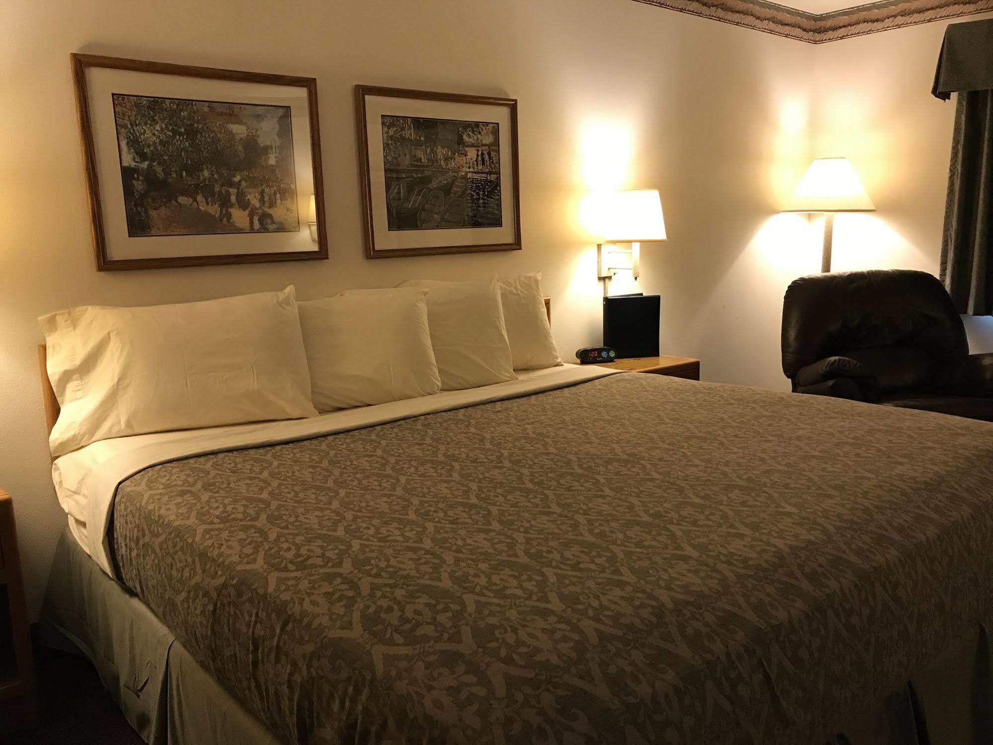 Fairbridge Inn & Suites Thorp Buitenkant foto